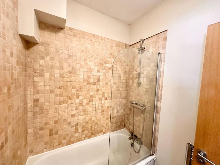 2 Bedroom Apartment In Se13 London Eksteriør billede