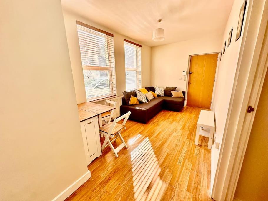 2 Bedroom Apartment In Se13 London Eksteriør billede